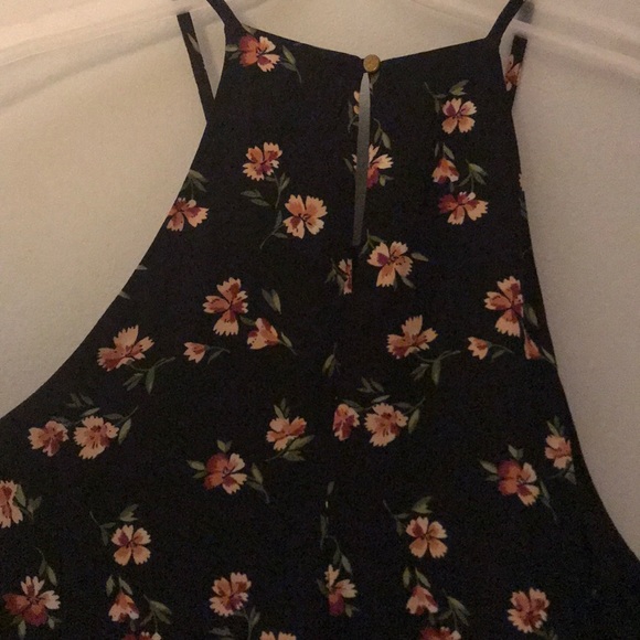 Sleeveless Floral Top - Picture 3 of 4